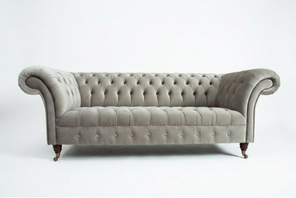 Elegante divano Chesterfield grigio chiaro da tre posti, lussuoso soggiorno tre posti.