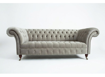 Elegante divano Chesterfield grigio chiaro da tre posti, lussuoso soggiorno tre posti.
