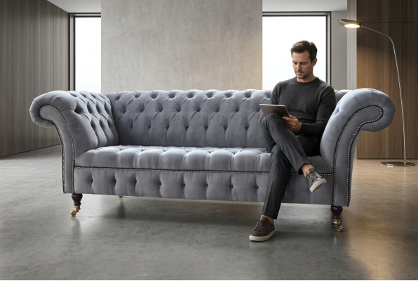 Elegante divano Chesterfield grigio a tre posti per il lussuoso soggiorno.
