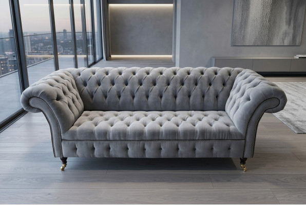 Elegante divano Chesterfield grigio a tre posti per il lussuoso soggiorno.