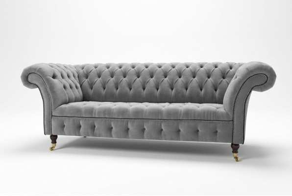 Elegante divano Chesterfield grigio a tre posti per il lussuoso soggiorno.