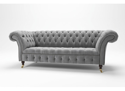 Elegante divano Chesterfield grigio a tre posti per il lussuoso soggiorno.