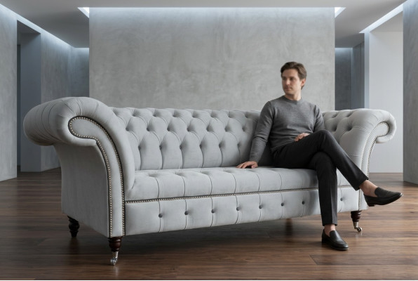 Divano Chesterfield bianco di design a tre posti - Moderno divano a tre posti.