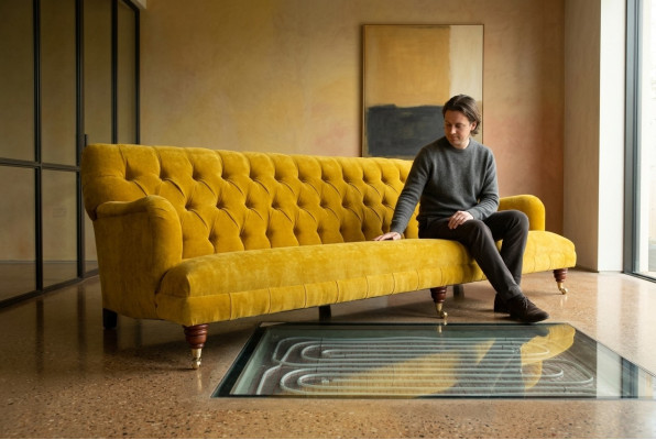 Divano Chesterfield classico a 4 posti in pelle gialla design imbottito.
