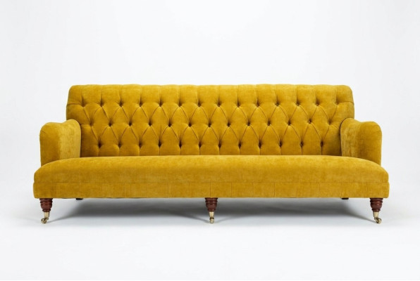 Divano Chesterfield classico a 4 posti in pelle gialla design imbottito.