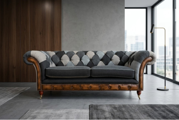 Divano Chesterfield resistente con cuscini in microfibra.