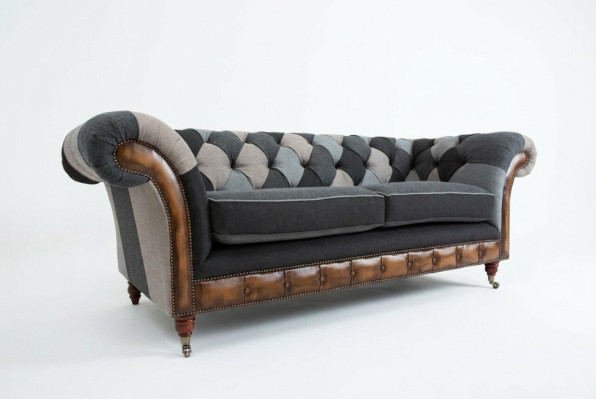 Divano Chesterfield resistente con cuscini in microfibra.