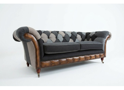 Divano Chesterfield resistente con cuscini in microfibra.