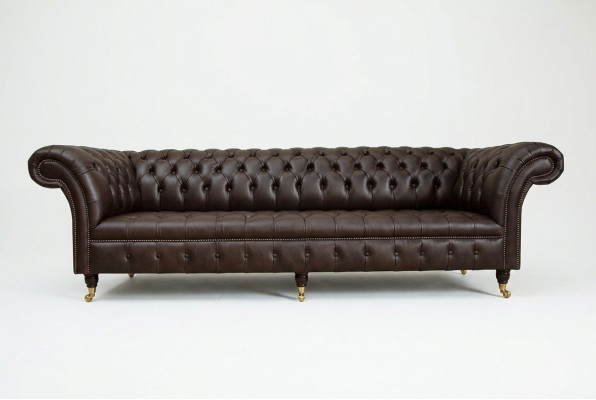 Divano Chesterfield marrone imbottito a 4 posti, divani da soggiorno di design.