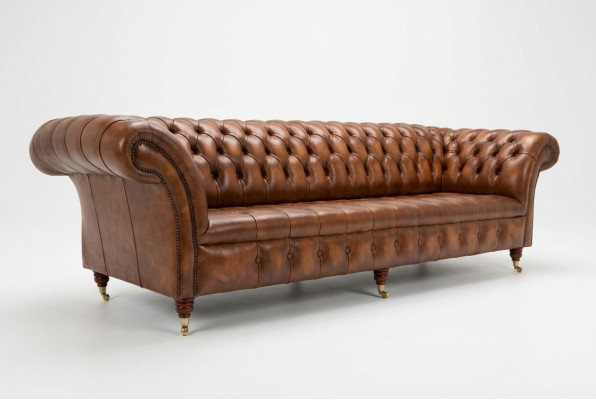 Chesterfield divano a 4 posti in stile moderno in pelle e stoffa.