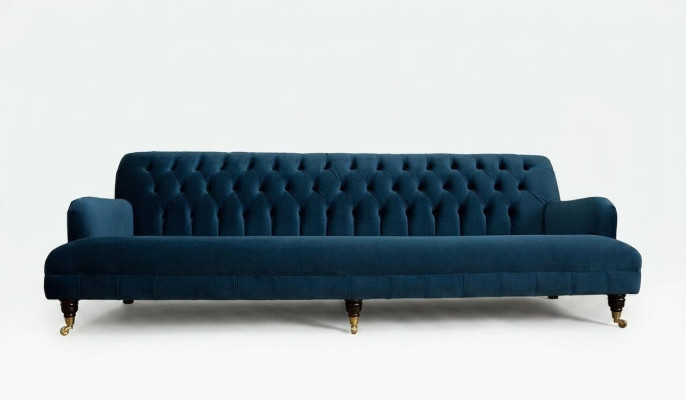 Grande divano Chesterfield blu a quattro posti xxl di lusso con imbottitura.