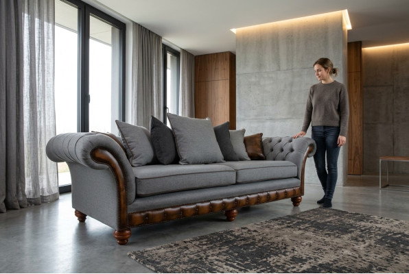 Sofà design Chesterfield classico 4 posti in tessuto di lusso.