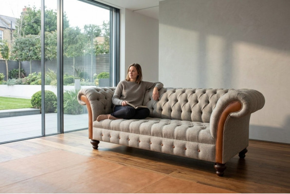 Grigio divano Chesterfield a tre posti design moderno.