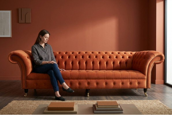 Divano imbottito Chesterfield in tessuto per divani di design in pelle di lusso a 4 posti da 265 cm.