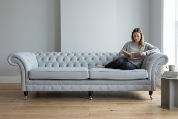 Grigio divano Chesterfield imbottito a 4 posti, stile moderno, in velluto e tessuto di stoffa.