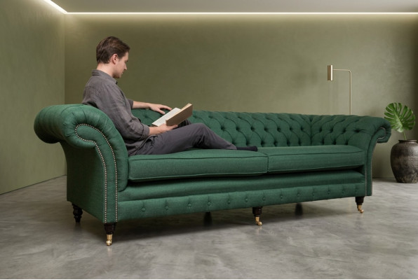Divano Chesterfield con bottoni 4 posti in stoffa imbottita per il soggiorno.