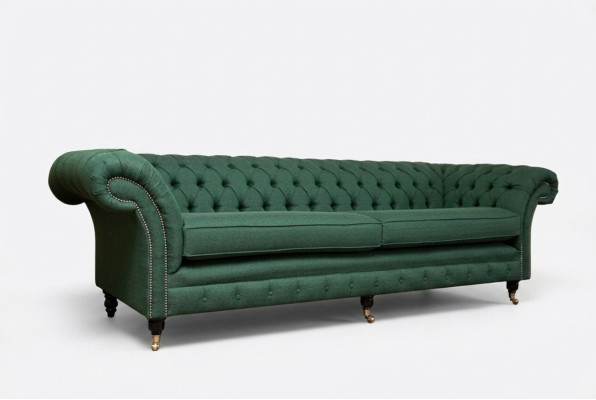 Divano Chesterfield con bottoni 4 posti in stoffa imbottita per il soggiorno.