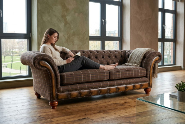 Sofà classico Chesterfield 3 posti, divani di design, divani imbottiti in pelle marrone.