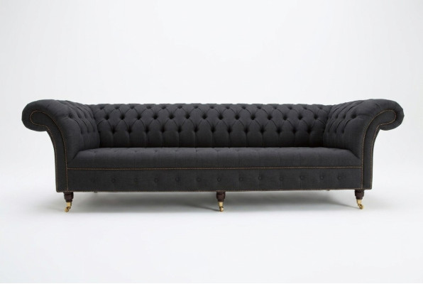 Divano Chesterfield in tessuto e pelle nera con grandi cuscini, seduta XXL 265cm.