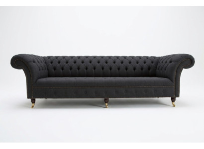 Divano Chesterfield in tessuto e pelle nera con grandi cuscini, seduta XXL 265cm.