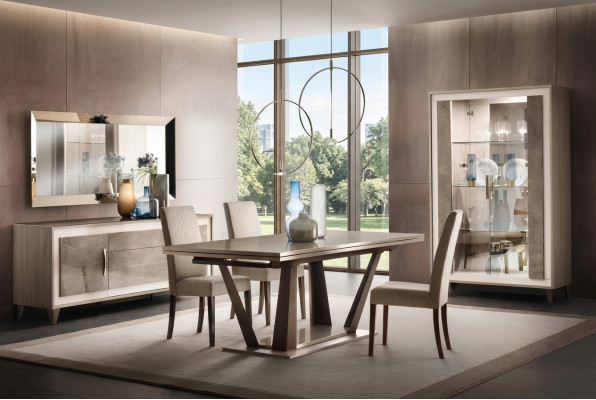 Set da pranzo italiano di design, composto da sedia, tavolo, gruppo di 5 pezzi, nuovo.