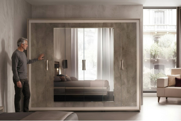 Classico armadio in stile antico in legno per l'abbigliamento nuovo per la camera da letto.