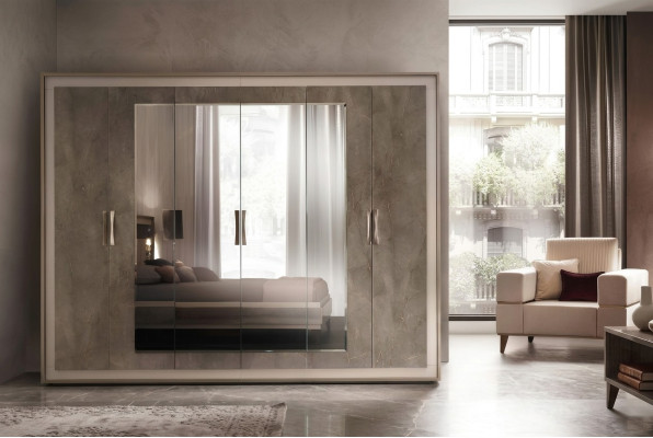 Classico armadio in stile antico in legno per l'abbigliamento nuovo per la camera da letto.