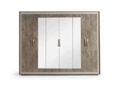 Classico armadio in stile antico in legno per l'abbigliamento nuovo per la camera da letto.