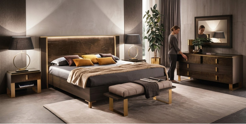 Set da camera da letto con letto, comodini e sgabello. Design di letti e mobili italiani, 4 pezzi.