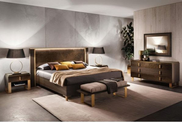 Set da camera da letto con letto, comodini e sgabello. Design di letti e mobili italiani, 4 pezzi.