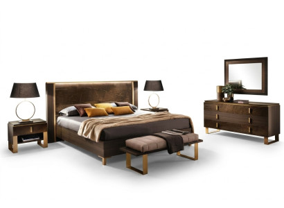 Set da camera da letto con letto, comodini e sgabello. Design di letti e mobili italiani, 4 pezzi.