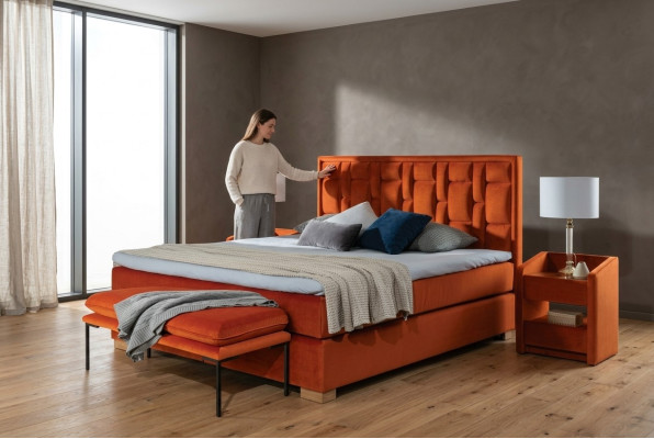 Set da camera da letto con letto design, 4 pezzi. Comprende due comodini e una moderna panchina letto.   Impostazione camera da letto con letto design, 4 pezzi. Include due comodini e una moderna panchina-letto.