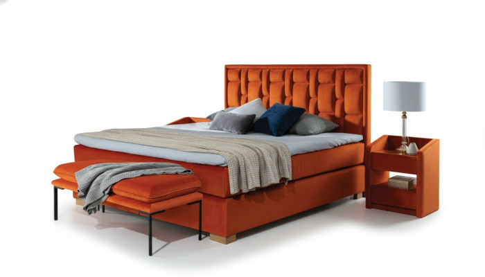 Set da camera da letto con letto design, 4 pezzi. Comprende due comodini e una moderna panchina letto.   Impostazione camera da letto con letto design, 4 pezzi. Include due comodini e una moderna panchina-letto.