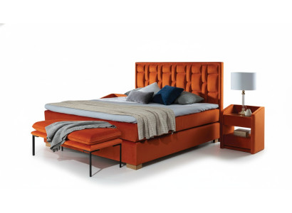 Set da camera da letto con letto design, 4 pezzi. Comprende due comodini e una moderna panchina letto.   Impostazione camera da letto con letto design, 4 pezzi. Include due comodini e una moderna panchina-letto.
