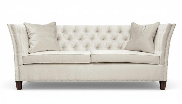 Divano Chesterfield beige a tre posti per l'arredamento di hotel, studi medici e salotti.