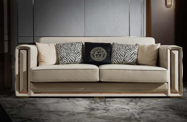 Divano Chesterfield in pelle beige design lussuoso per soggiorno.