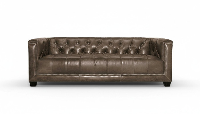 Marrone divano moderno in pelle Chesterfield a tre posti per il soggiorno.
