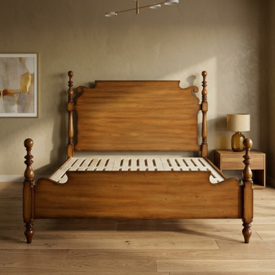 Letto vintage in legno massiccio con elementi torniti artistici.