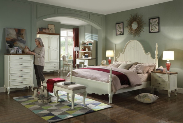 Un insieme di camera da letto bianca distintivo in stile classico