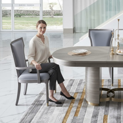 Set di 4 sedie da designer per sala da pranzo con schienale e seduta imbottiti.