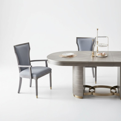Set di 4 sedie da designer per sala da pranzo con schienale e seduta imbottiti.