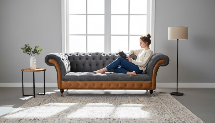 Divano Chesterfield con rivestimento in tessuto grigio a 3 posti.