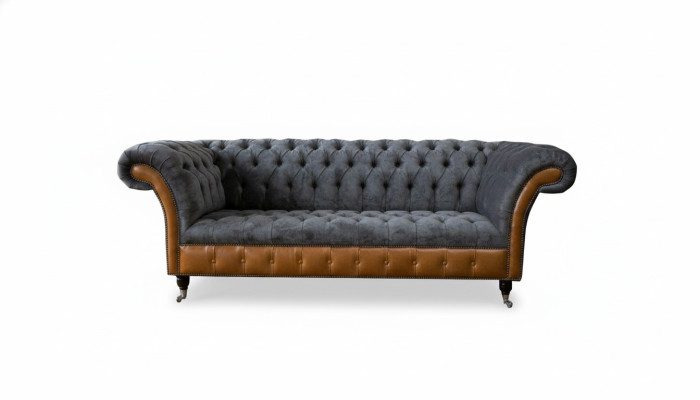 Divano Chesterfield con rivestimento in tessuto grigio a 3 posti.