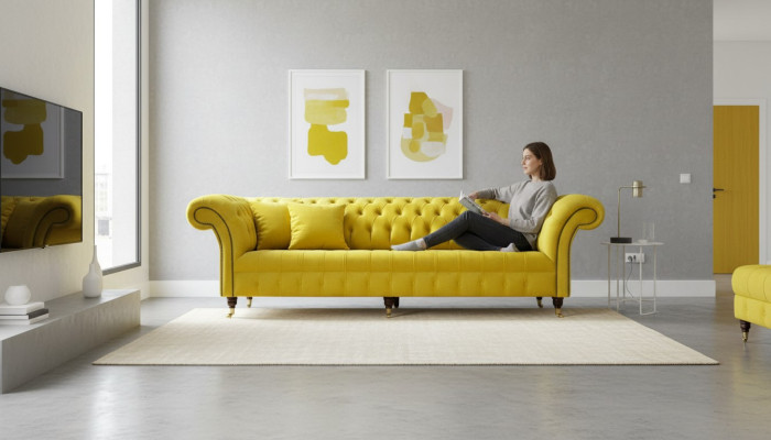 Divano giallo 4 posti Chesterfield imbottito in pelle e tessuto giallo.