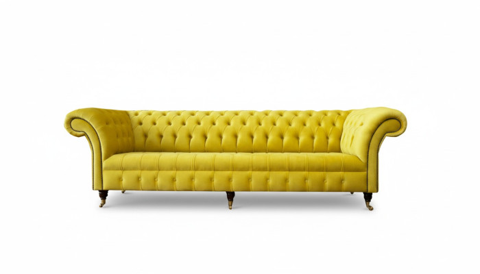 Divano giallo 4 posti Chesterfield imbottito in pelle e tessuto giallo.