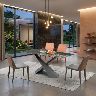 Tavolo di lusso con tavole a colonne, set da 5 pezzi per sala da pranzo con sedia a braccioli.