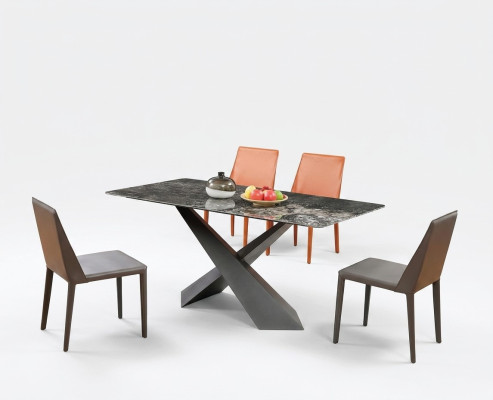 Tavolo di lusso con tavole a colonne, set da 5 pezzi per sala da pranzo con sedia a braccioli.