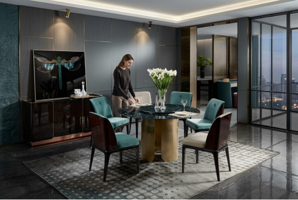 Set di sedie per sala da pranzo in azzurro chiaro, 4 sedie con schienale alto, design moderno, mobili di lusso.
