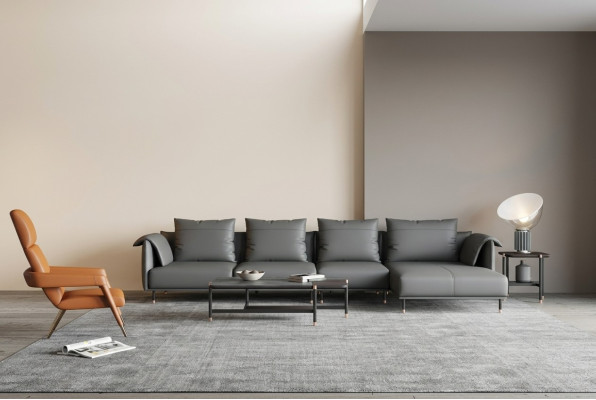 Divano angolare con rivestimento in pelle grigia a forma di L con design imbottito.