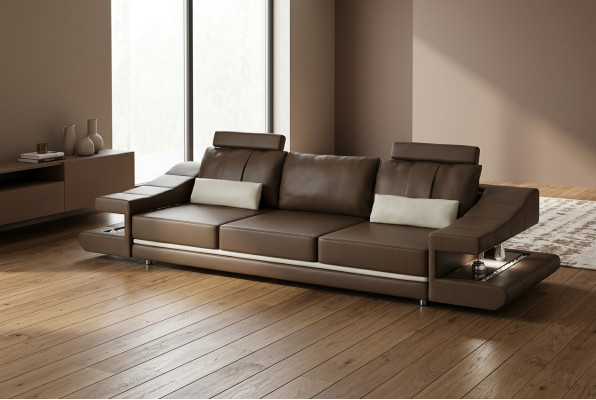 Moderno divano design di lusso 3 posti in tessuto marrone collocato nell'angolo.